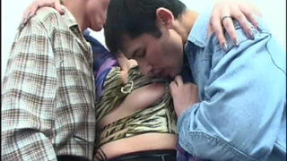 Племянник с товарищем раскатали тетю Ларису в два хуя и выебли в жопу